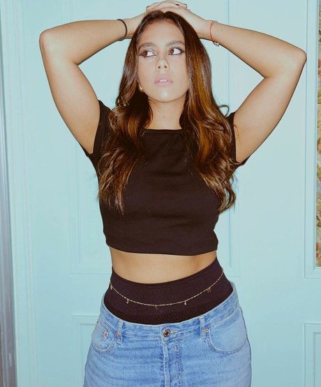 Renata Vaca exclusive star image