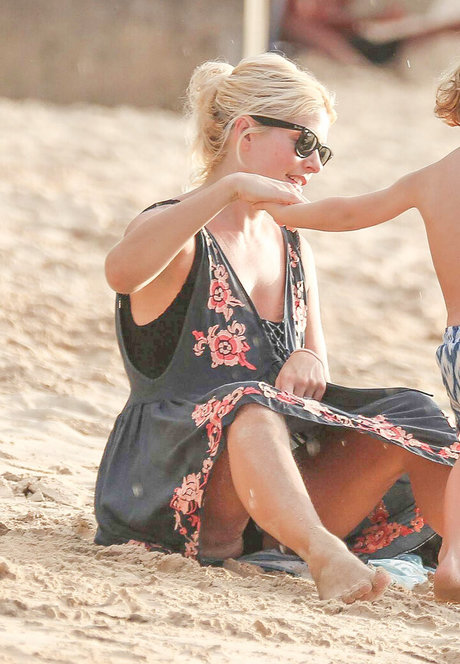 Holly Willoughby beautiful actress pics