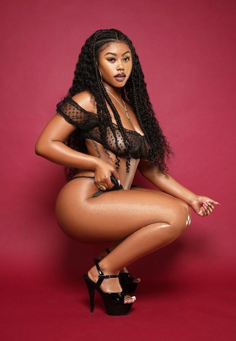 Dejarennae exclusive model image