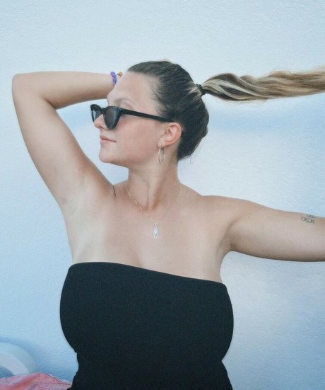 Leandra Lopes star hot pics