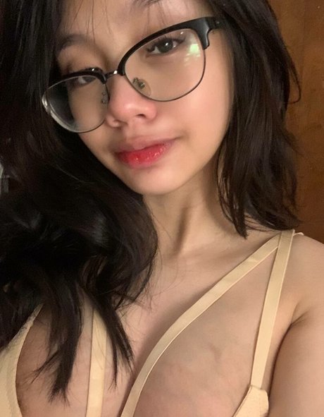 Hilixlie erotic model picture