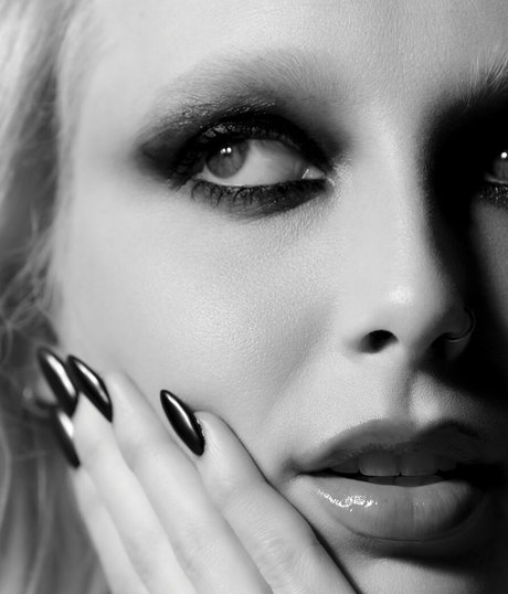 Emma Chamberlain nude model pictures