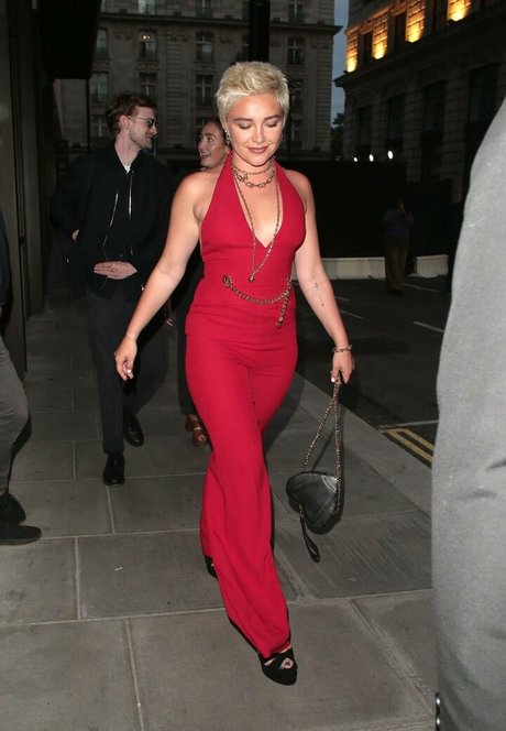 Florence Pugh nudes model pictures