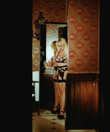 Lana Wolf art star picture