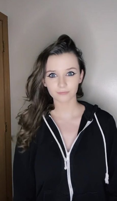 izassassin sexy actress pictures