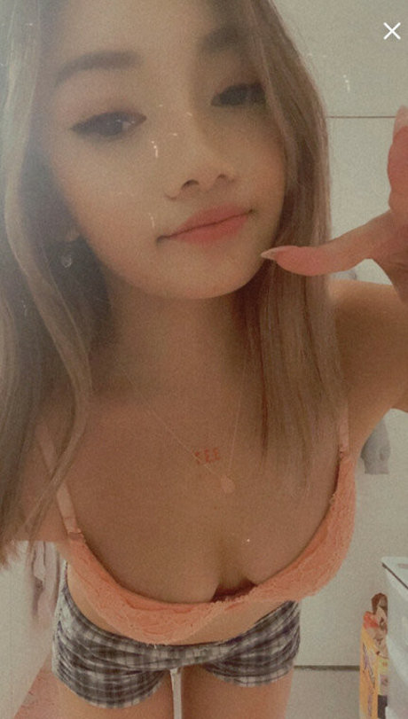 Akarinaa porn model archive