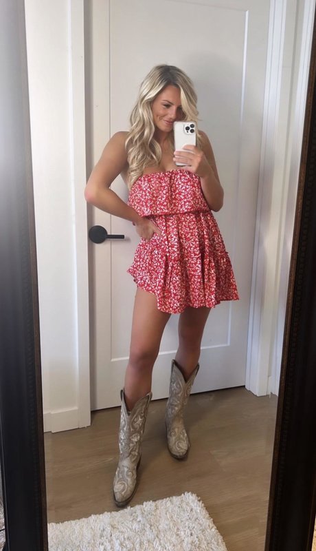 Annie Agar pretty star photos