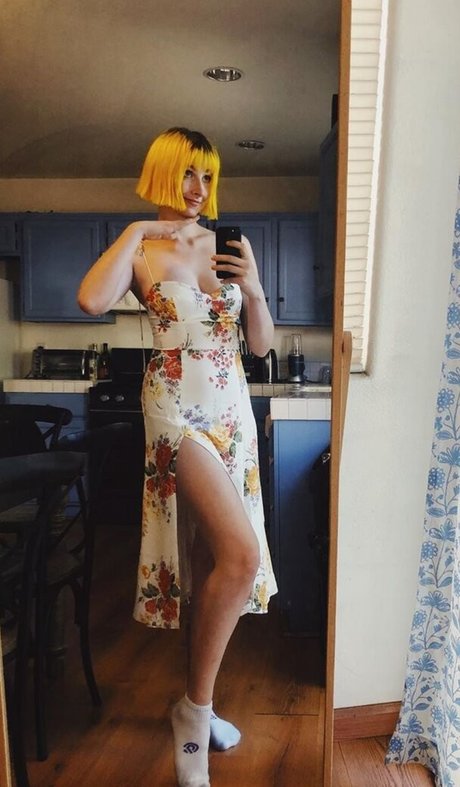 Tessa Violet model best photos