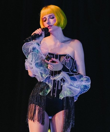 Tessa Violet model hot img