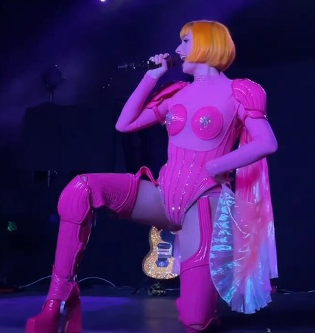 Tessa Violet star pornographic pics