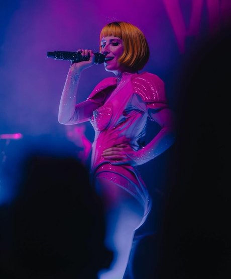 Tessa Violet model nude photo