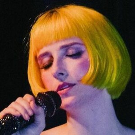 Tessa Violet pretty star img