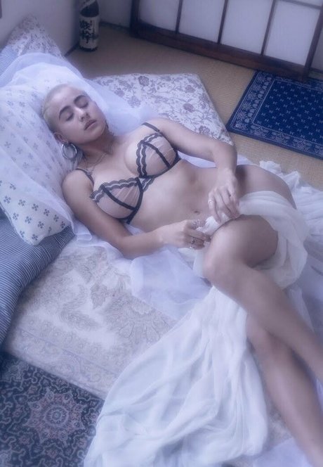 Mia Valentine model hot photo