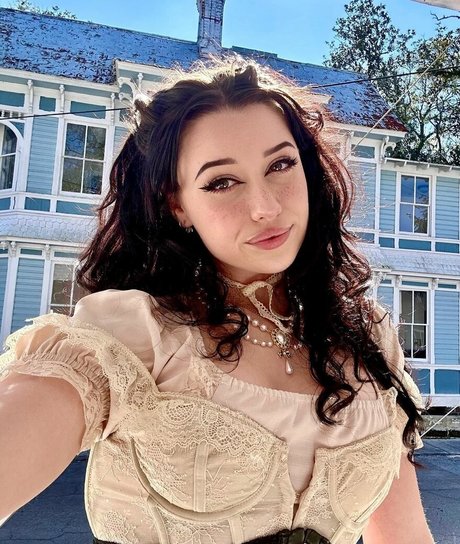 LivBev model nudes photo