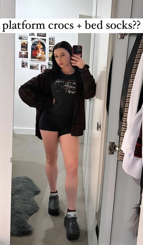 LivBev model naked photo