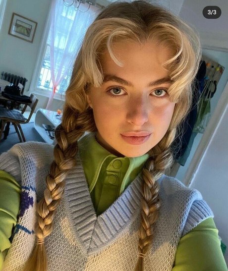 Anais Gallagher porn model image