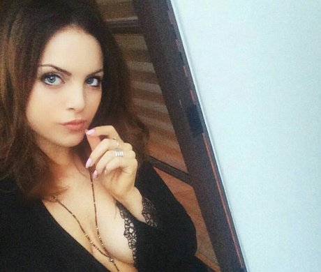 Elizabeth Gillies model nude photo