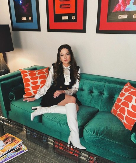 Elizabeth Gillies free actress images