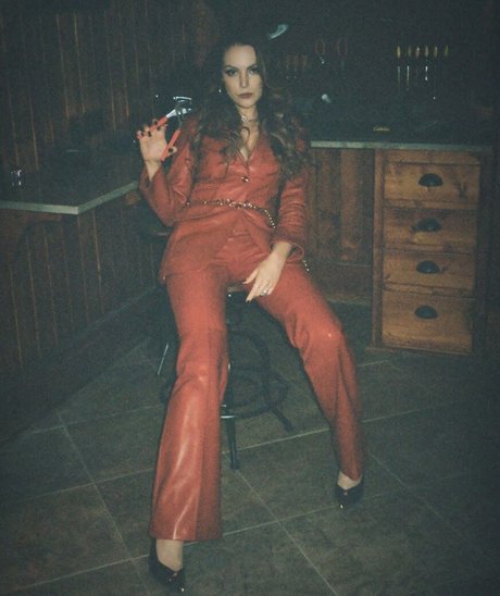 Elizabeth Gillies hd actress pics