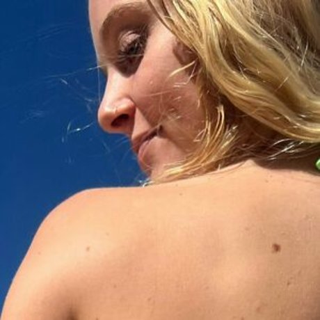 Sevilla Leuteneker hot model pic