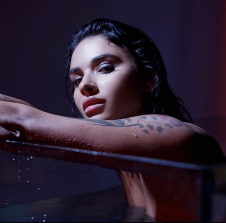 Olia V sex model pic