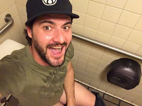 Officialtoekneeswanson free actress pictures