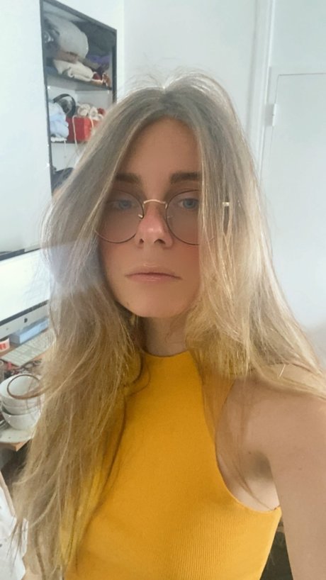 Frenchy Holly nude pornstar pics