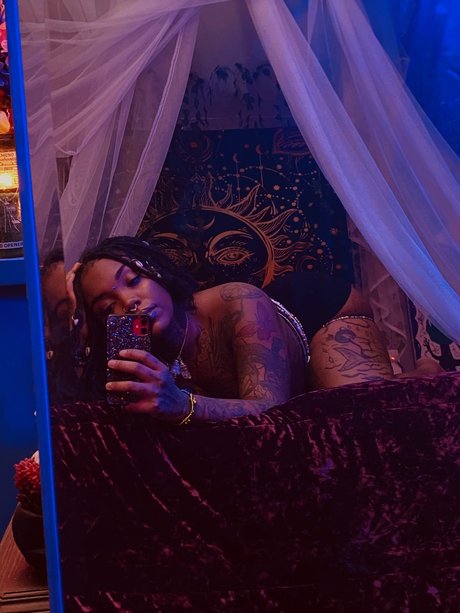 NOLA_ model hot image