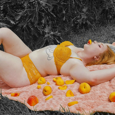 _PeachyPinup_ star adult img