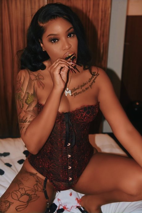 Demon_ model naked photo