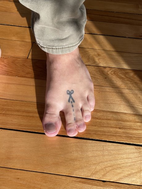 Cutonthedottedline hd model pictures