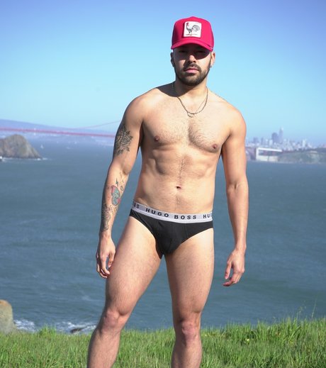 P A I S A model nude picture