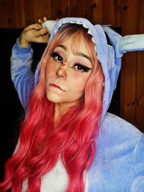 Pixie Amore pretty actress image