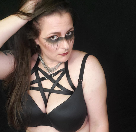 Quinn Zombie naked actress img