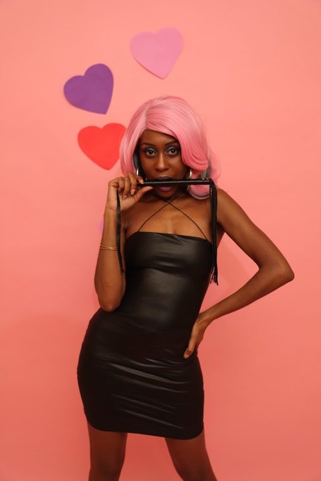 QnGoddess AlmndBetty model beautiful gallery