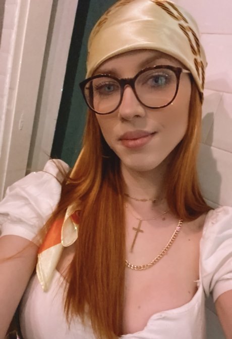 RED SWEET TS sex star photo