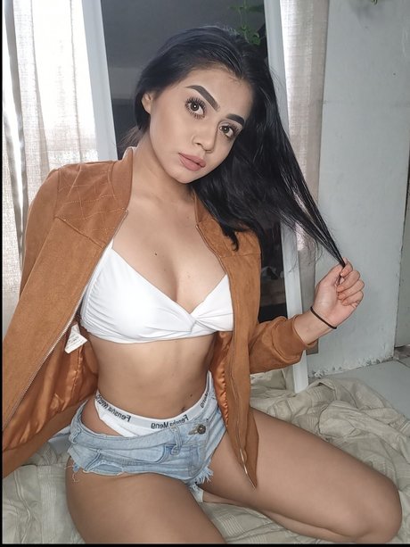 Mariana Zeab model naked img