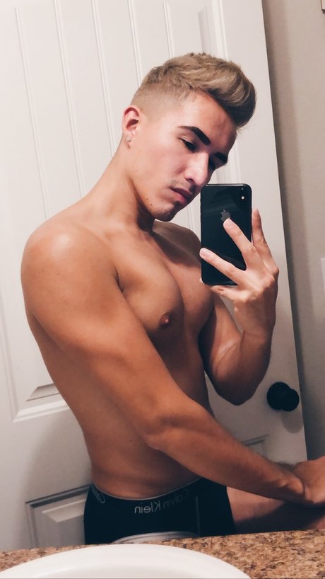 RonnieLuSavage model naked pic