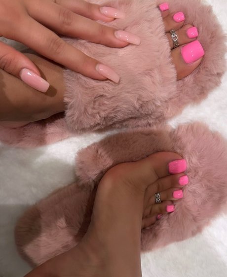 Your FAVORITE Asian FEET xx_ model beautiful picture