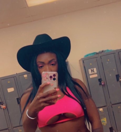 Bailey blu art model photo