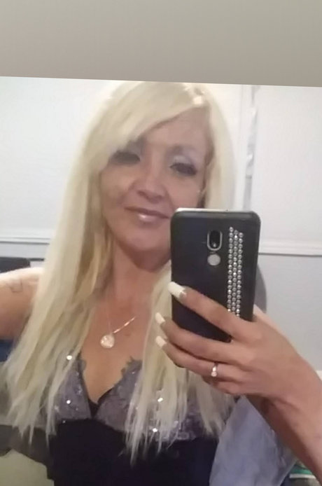 Blond Barbi model adult img