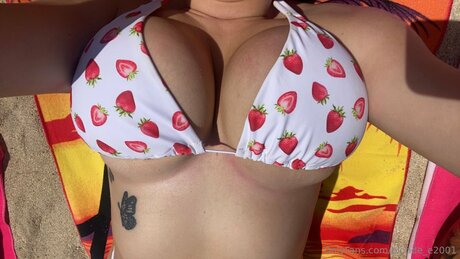 BlondeE_ model hot photo