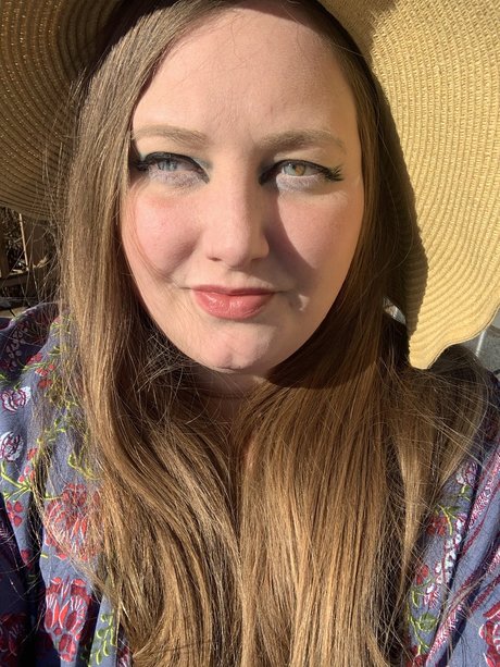 a cute meow sex actress photo