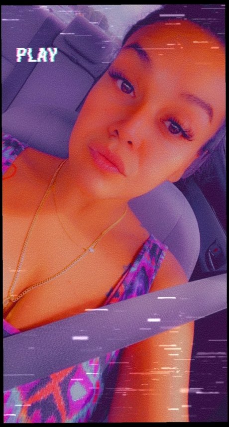 Mella model pretty pictures