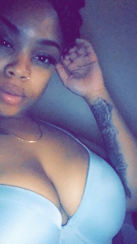 LovelyCurves69 exclusive model picture