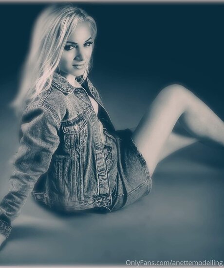 Aneta Hradecka art model photos