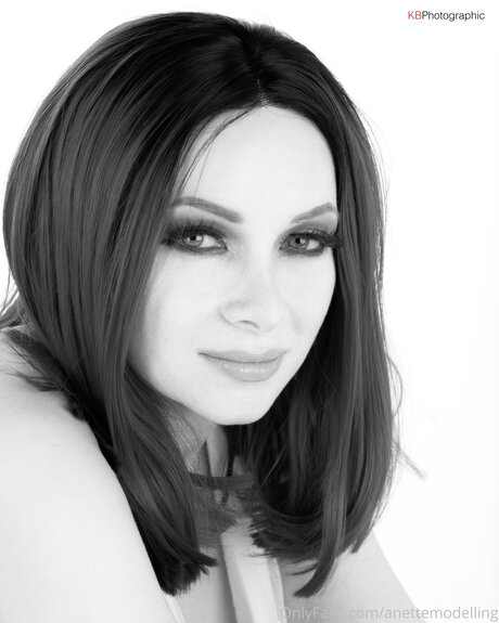 Aneta Hradecka hd actress picture