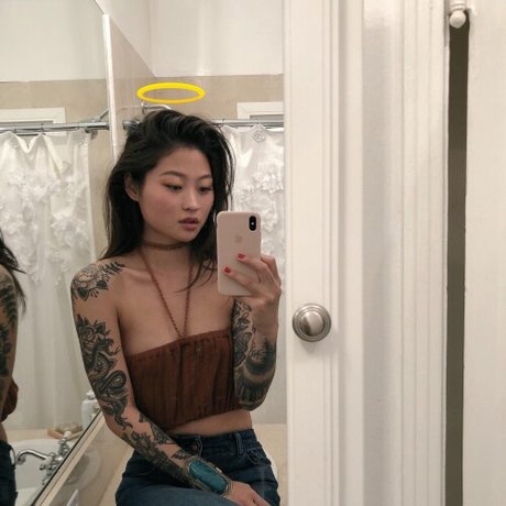 Mae Col star nude photos