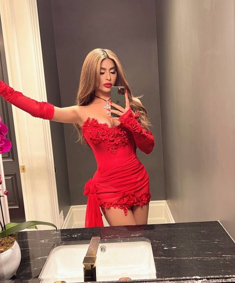 Amelia Maltepe pretty star pics