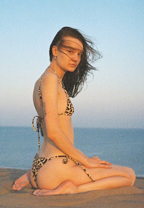 litlonn nice actress photo